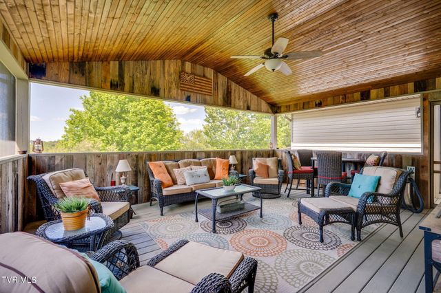8 East Hunters Court, Johnson City, TN 37601