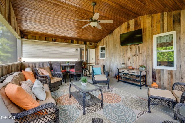 8 East Hunters Court, Johnson City, TN 37601