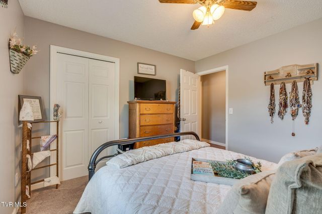 8 East Hunters Court, Johnson City, TN 37601