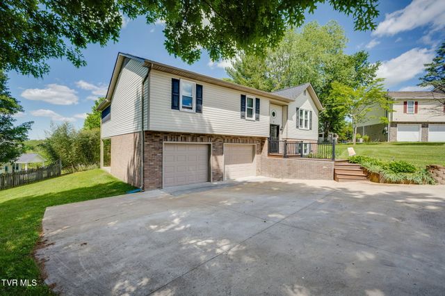 8 East Hunters Court, Johnson City, TN 37601