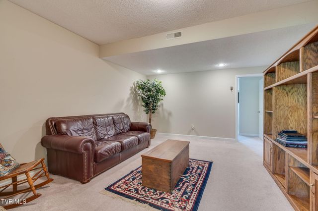 8 East Hunters Court, Johnson City, TN 37601