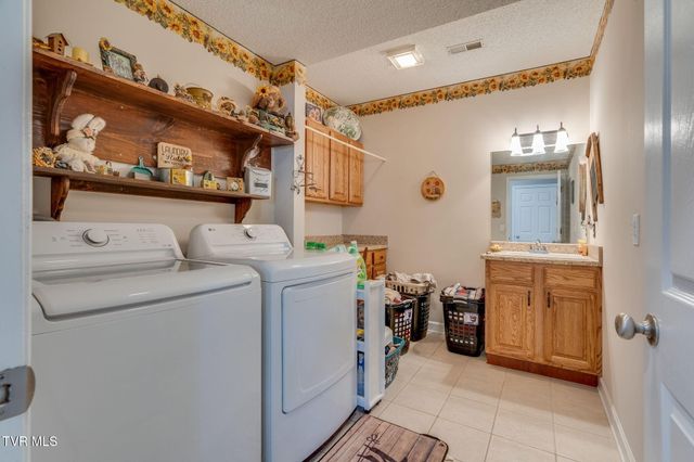 8 East Hunters Court, Johnson City, TN 37601