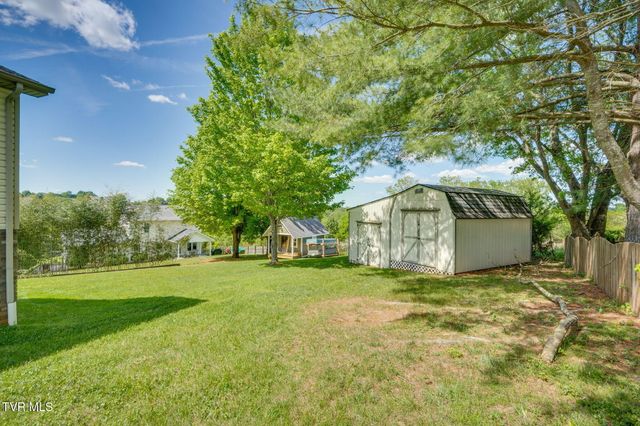8 East Hunters Court, Johnson City, TN 37601