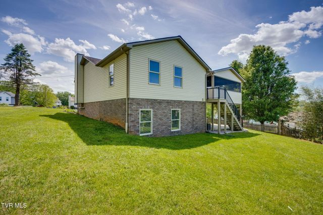 8 East Hunters Court, Johnson City, TN 37601