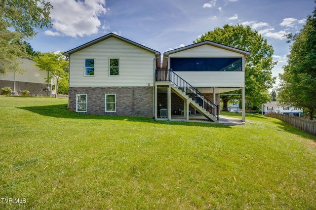 8 East Hunters Court, Johnson City, TN 37601