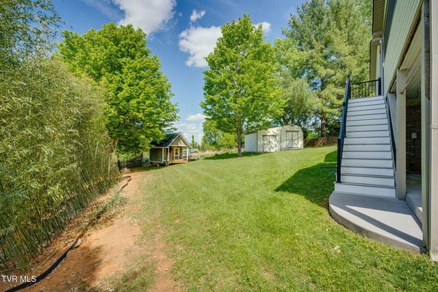 8 East Hunters Court, Johnson City, TN 37601