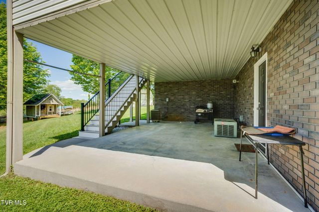 8 East Hunters Court, Johnson City, TN 37601