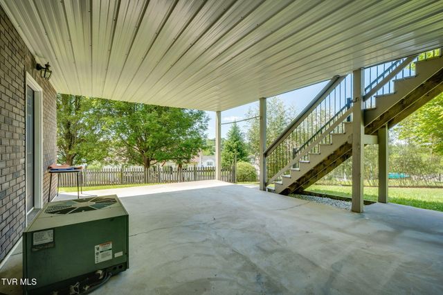 8 East Hunters Court, Johnson City, TN 37601