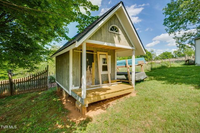 8 East Hunters Court, Johnson City, TN 37601