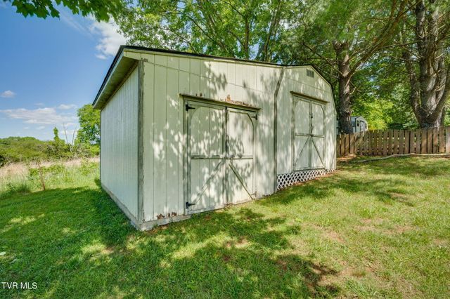 8 East Hunters Court, Johnson City, TN 37601