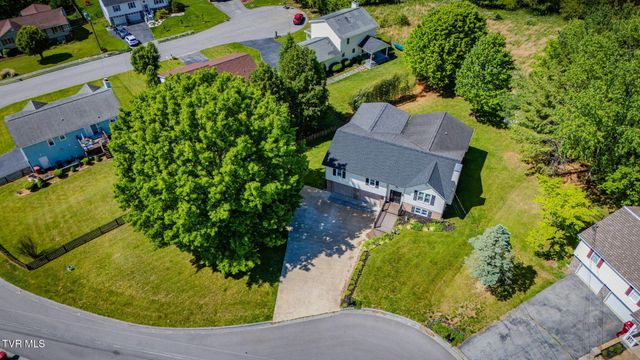 8 East Hunters Court, Johnson City, TN 37601