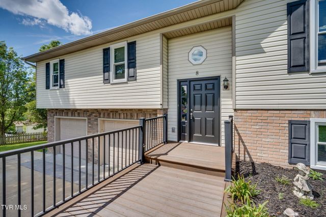 8 East Hunters Court, Johnson City, TN 37601