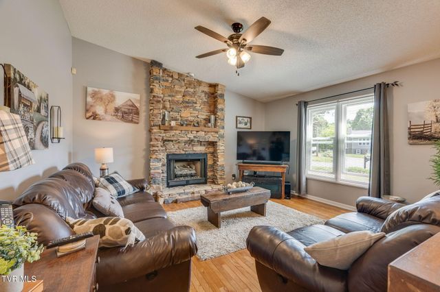8 East Hunters Court, Johnson City, TN 37601