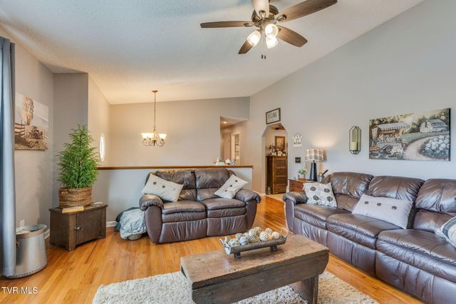 8 East Hunters Court, Johnson City, TN 37601