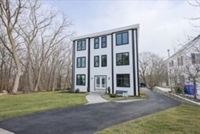 68 Rowe St U:3, Boston, MA 02131