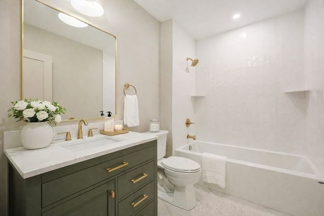 68 Rowe St U:3, Boston, MA 02131