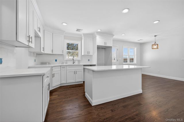 1667 Manatuck, Bay Shore, NY 11706