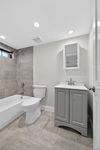 1667 Manatuck, Bay Shore, NY 11706