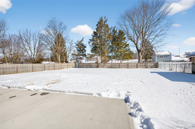 1667 Manatuck, Bay Shore, NY 11706