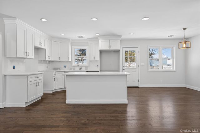 1667 Manatuck, Bay Shore, NY 11706