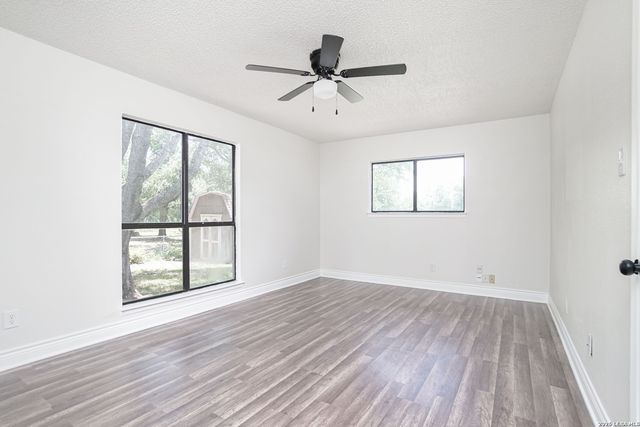 221 MEADOW LN, Schertz, TX 78154