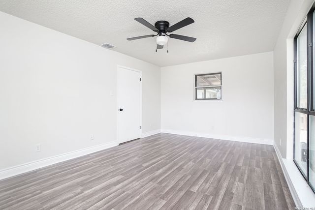 221 MEADOW LN, Schertz, TX 78154