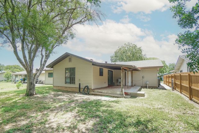 221 MEADOW LN, Schertz, TX 78154