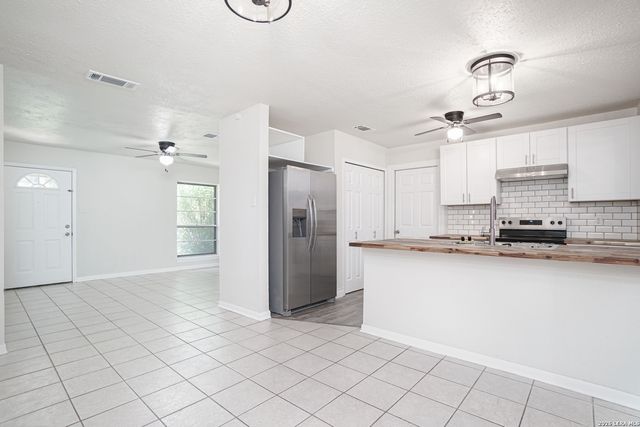 221 MEADOW LN, Schertz, TX 78154