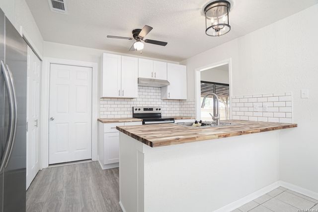 221 MEADOW LN, Schertz, TX 78154