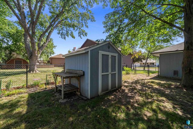 412 N Needles Dr Drive, Brandon, SD 57005