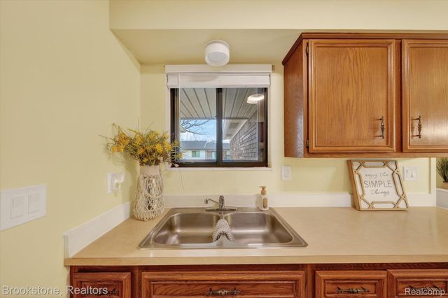 28564 Aspen Drive, Warren, MI 48093