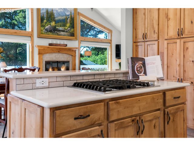 2316 ROYAL VIEW Dr, Seaside, OR 97138