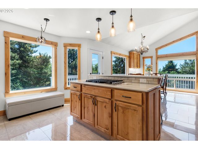 2316 ROYAL VIEW Dr, Seaside, OR 97138