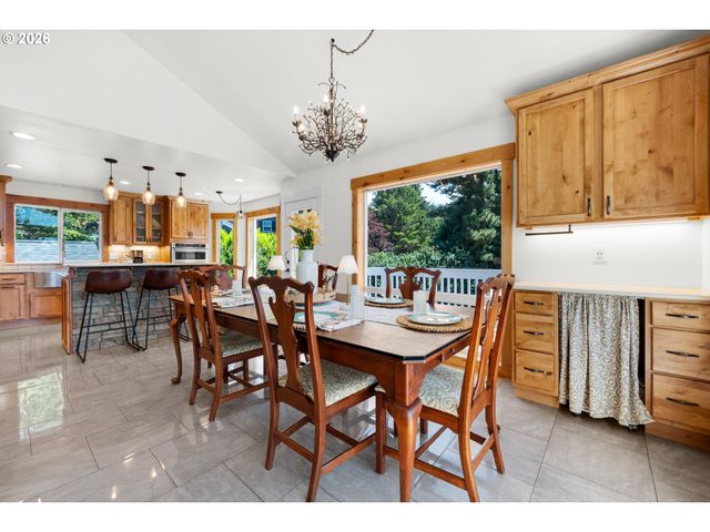 2316 ROYAL VIEW Dr, Seaside, OR 97138