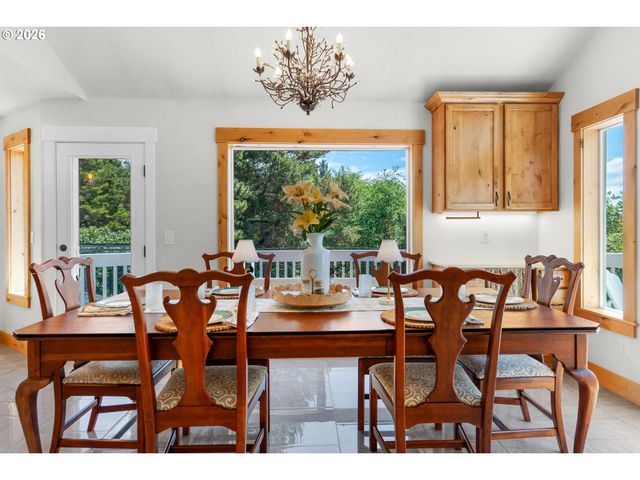 2316 ROYAL VIEW Dr, Seaside, OR 97138