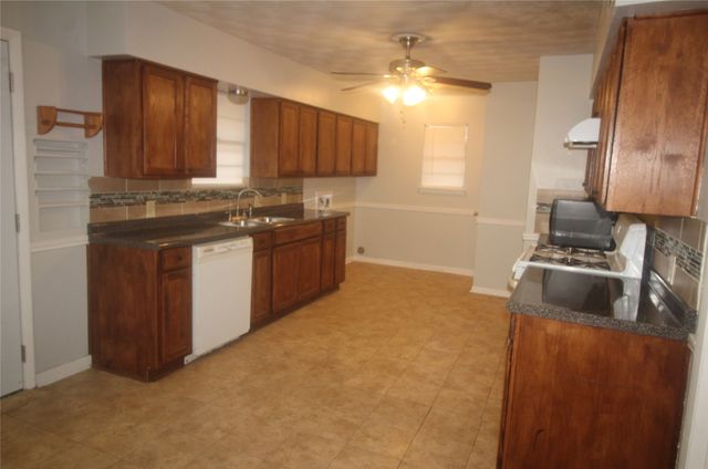 802 Sequoia Drive, Lancaster, TX 75146