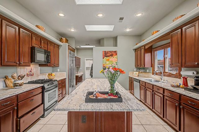 315 Laguna Seca Lane NW, Albuquerque, NM 87104