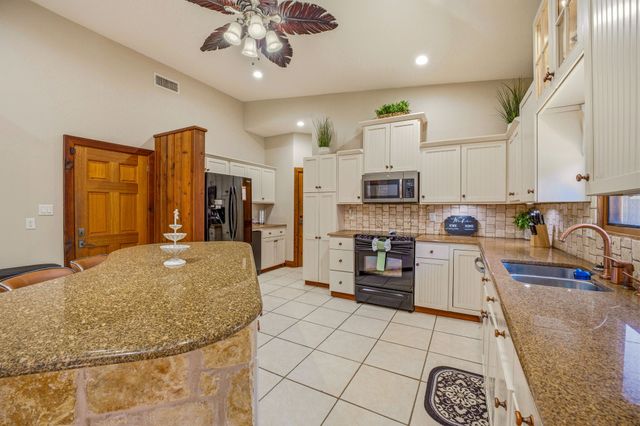 624 Williamsburg Court, Granbury, TX 76048
