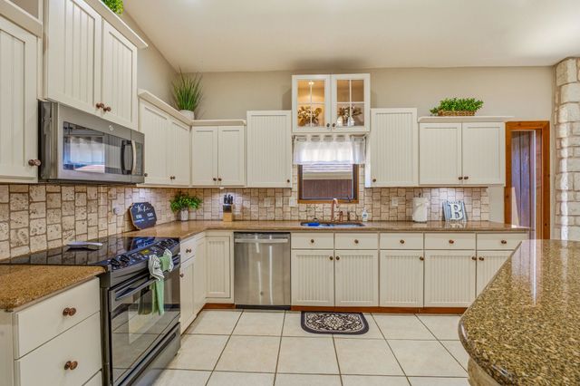 624 Williamsburg Court, Granbury, TX 76048