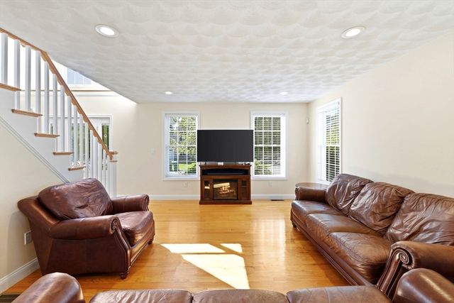 1 Lois Lane, Lynn, MA 01905