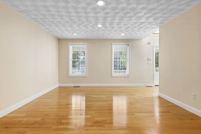 1 Lois Lane, Lynn, MA 01905