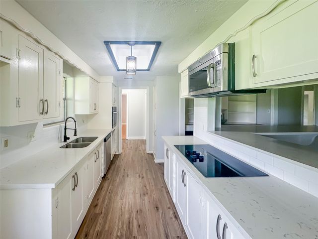 912 Robinson Road, La Porte, TX 77571
