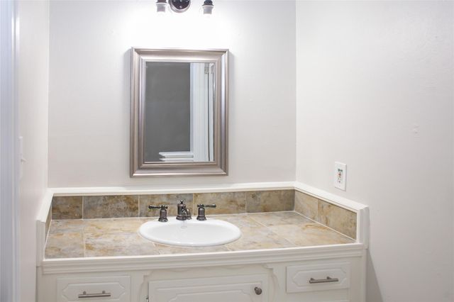 912 Robinson Road, La Porte, TX 77571