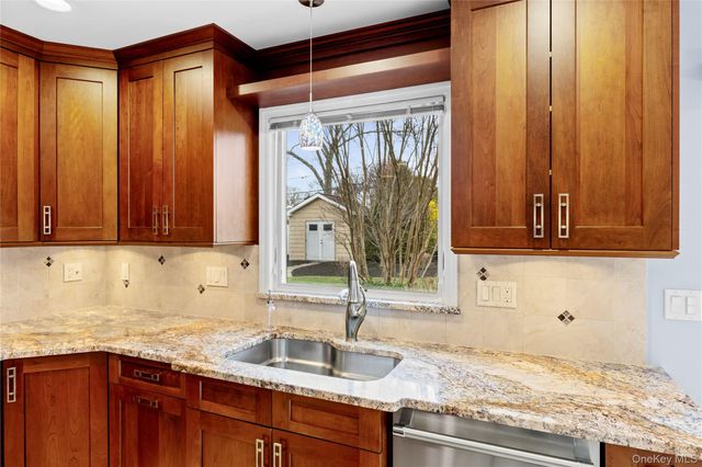 9 Bowen Place, Stony Brook, NY 11790
