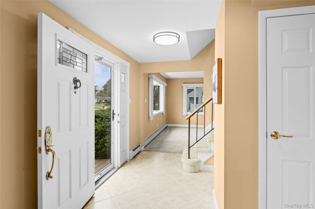 9 Bowen Place, Stony Brook, NY 11790