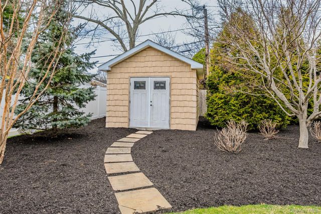 9 Bowen Place, Stony Brook, NY 11790