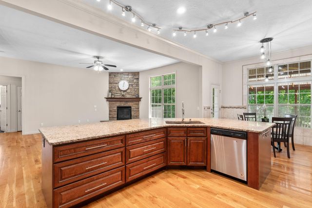 5174 S Clifton Avenue, Springfield, MO 65810