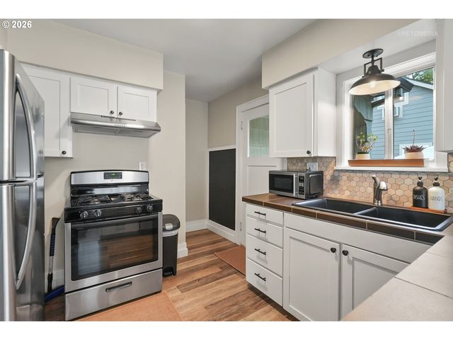 514 N COLLEGE St, Newberg, OR 97132