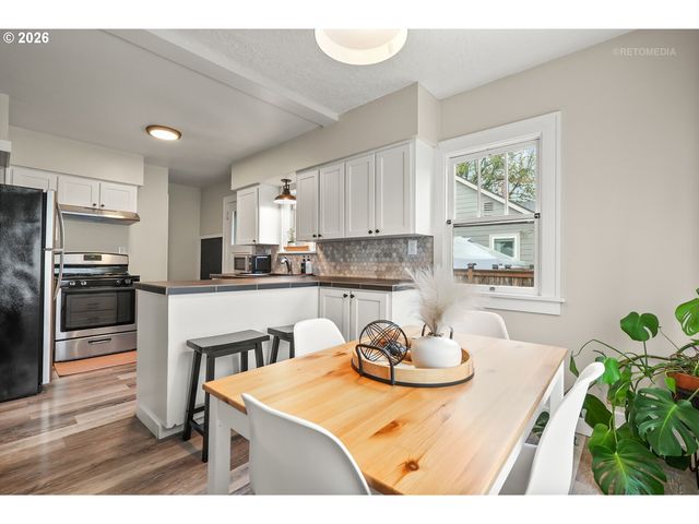 514 N COLLEGE St, Newberg, OR 97132