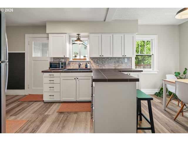 514 N COLLEGE St, Newberg, OR 97132